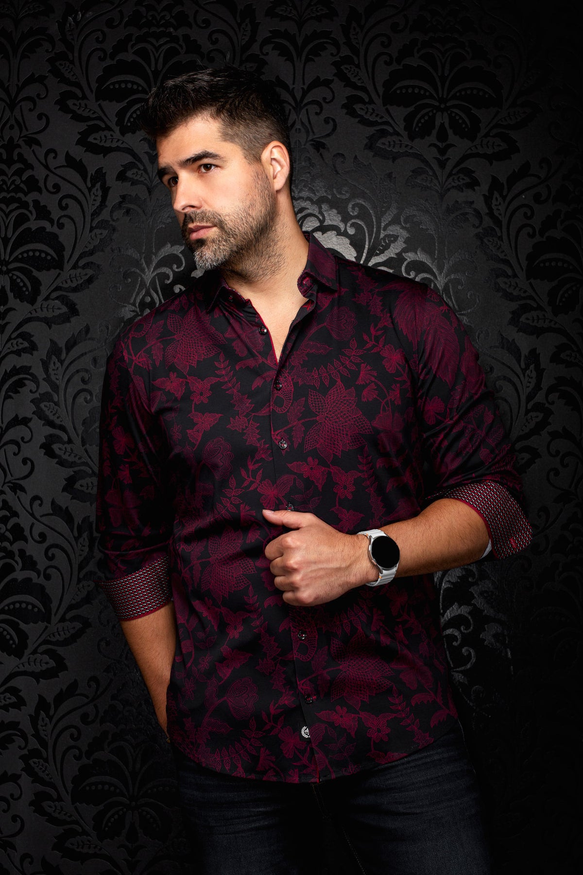Chemise noire à fleurs bourgogne, poignets roulés à doublure contrastée pour homme par Au Noir, vue en angle sur mannequin