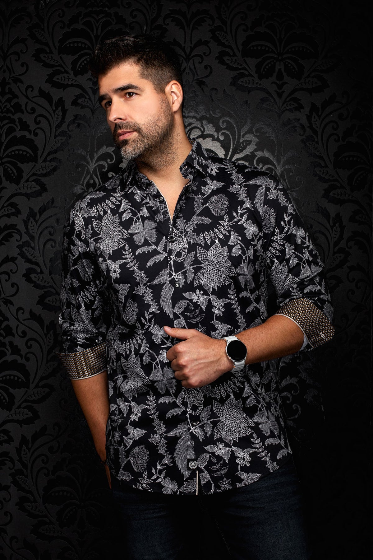 Vue de face d’une chemise noire boutonnée à motif botanique blanc et poignets roulés à motif pour homme par Au Noir