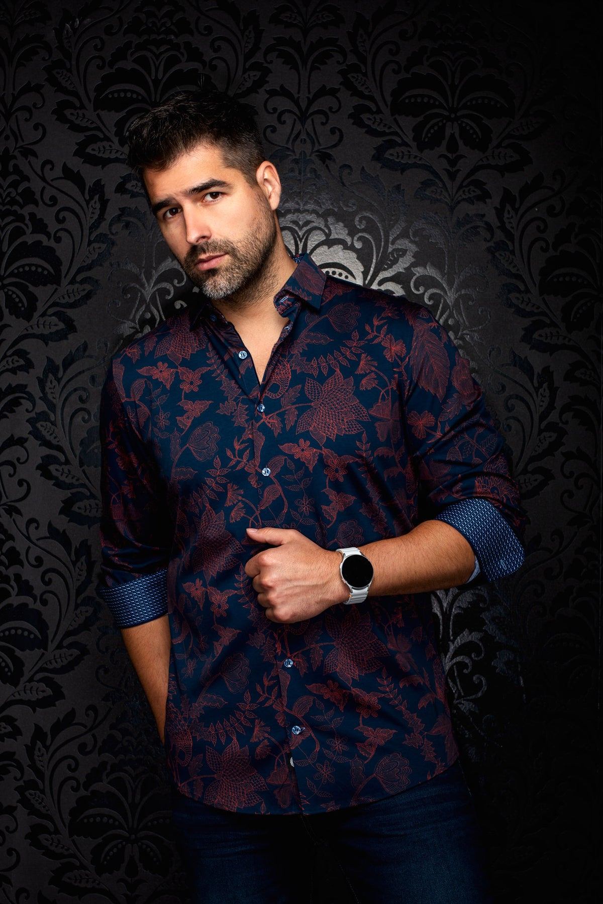 Chemise bleu marine à fleurs, manches roulées et poignets à motif bleu pour homme par Au Noir, vue avant en angle
