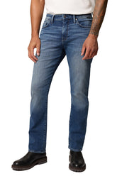 Jean droit bleu moyen délavé vu de face avec taille boutonnée et poches avant pour homme par Mavi Jeans