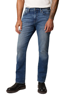 Jean droit bleu moyen délavé vu de face avec taille boutonnée et poches avant pour homme par Mavi Jeans