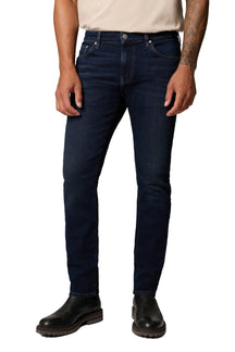 Jean droit indigo foncé avec cinq poches, surpiqûres contrastantes et jambe droite pour homme par Mavi Jeans, vue de face