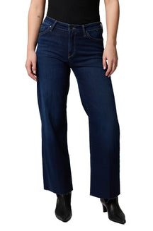 Vue de face d’un jean droit indigo foncé à jambe large, cinq poches et ourlets courts effilochés pour femme par Mavi Jeans