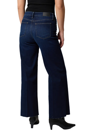 Jean droit indigo foncé à jambe large avec poches plaquées et écusson pour femme par Mavi Jeans, vue de dos