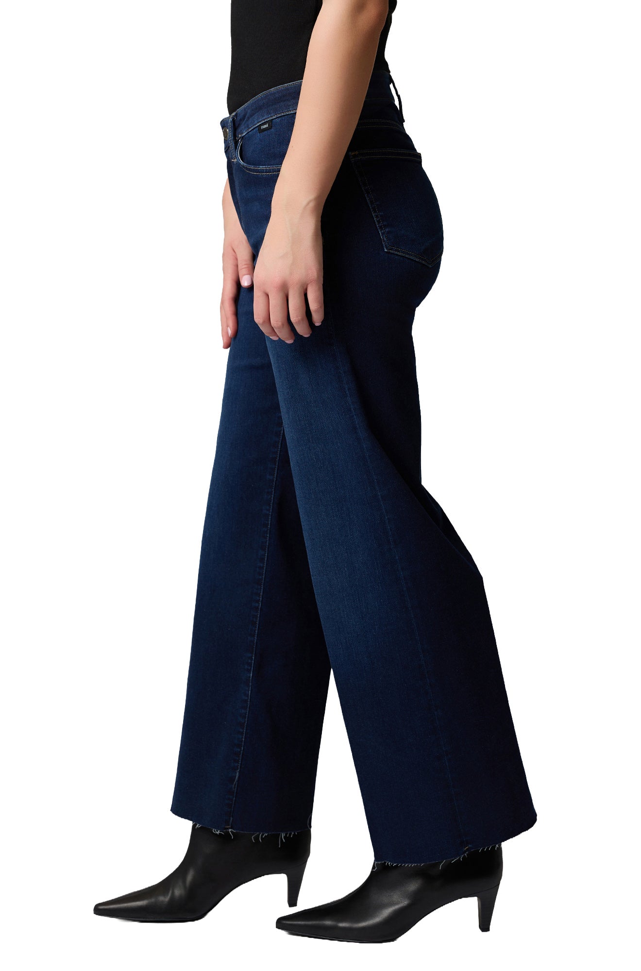 Jean droit indigo foncé à jambe large avec poche courbée et ourlet brut court pour femme par Mavi Jeans, vue de côté