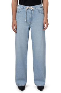 Jeans Nella pour femme par Mavi Jeans | M1012472 A1418 Bleu Bien Délavé Blanchi | Boutique Vvög, vêtements mode pour homme et femme