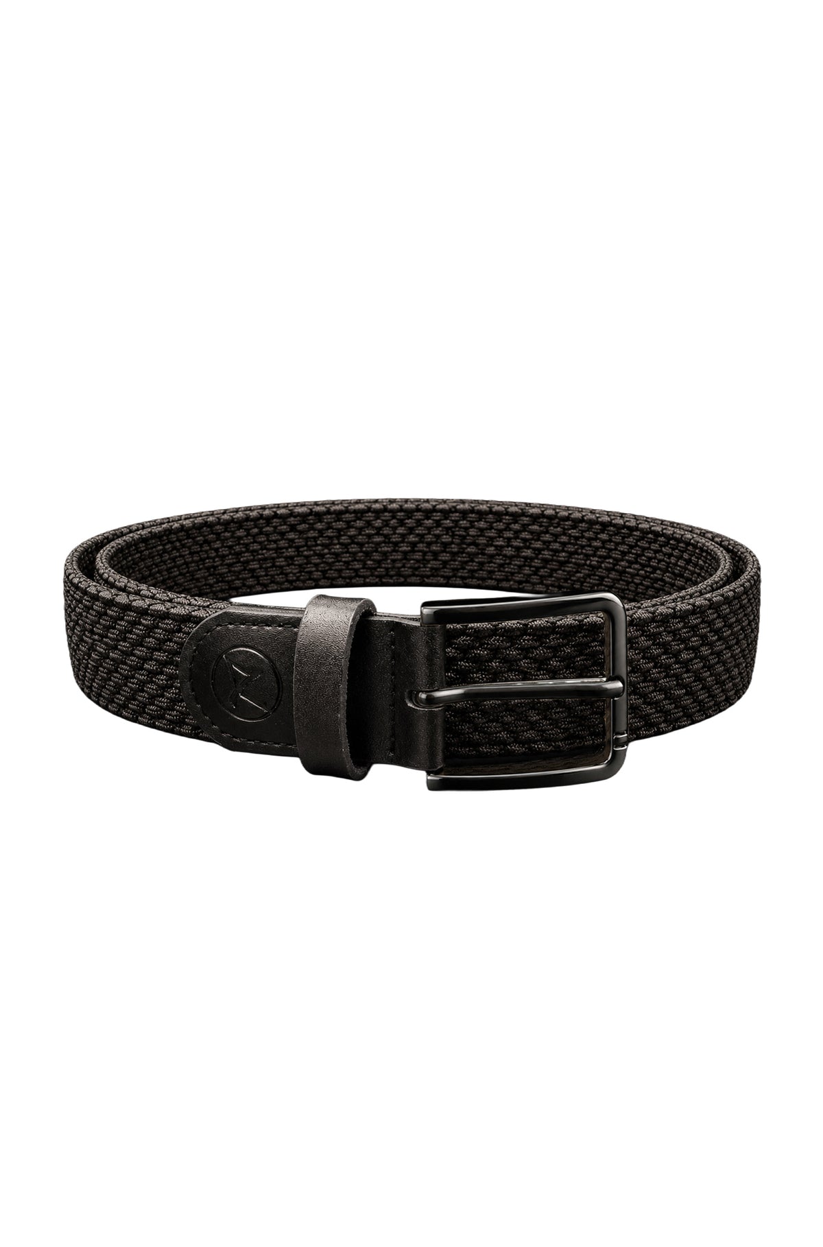 Ceinture noire tressée en vue isolée avec logo ton sur ton et boucle rectangulaire noire pour homme par Au Noir