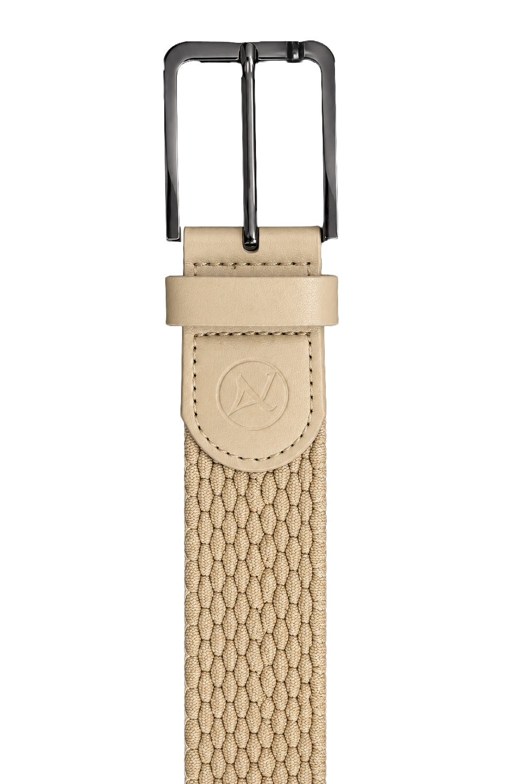 Détail de ceinture tressée beige avec écusson à logo embossé et boucle noire pour homme par Au Noir
