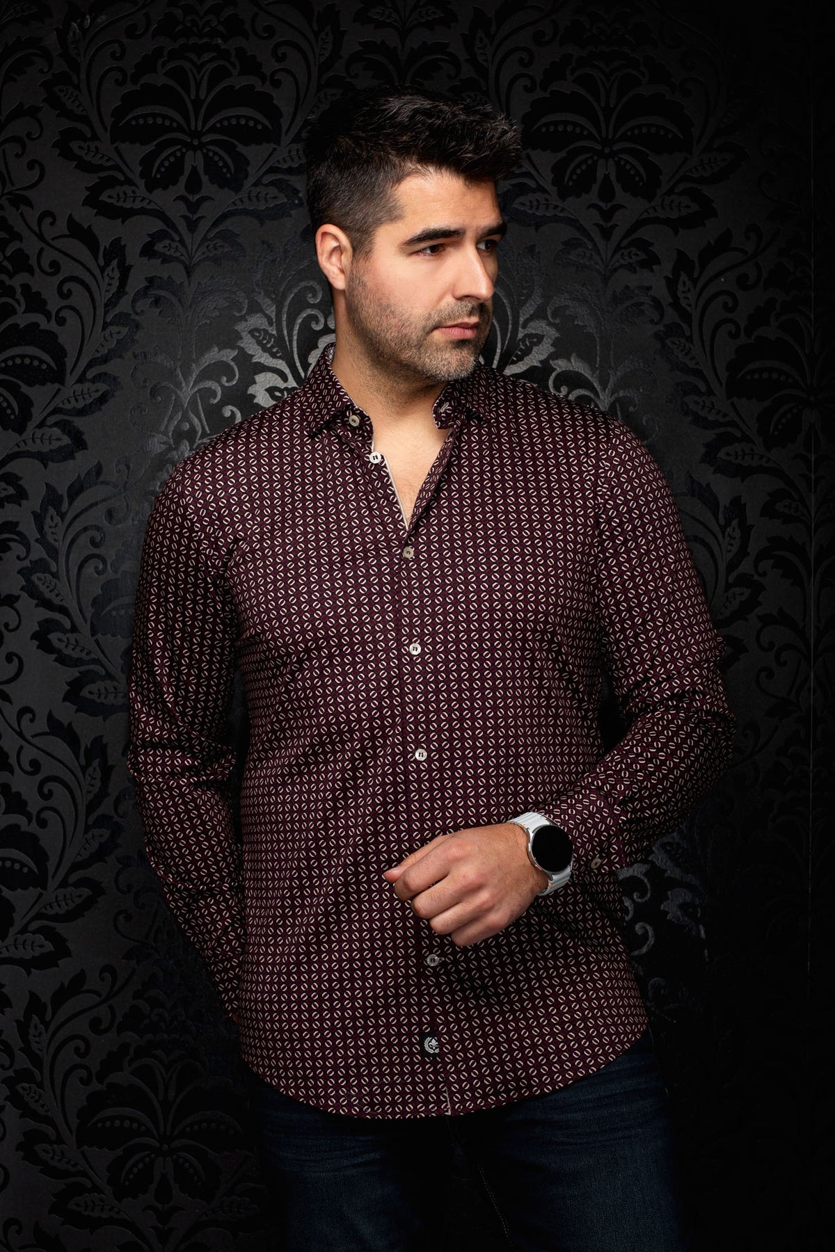 Chemise bourgogne à motif géométrique, manches longues et boutons pâles pour homme par Au Noir, vue de face