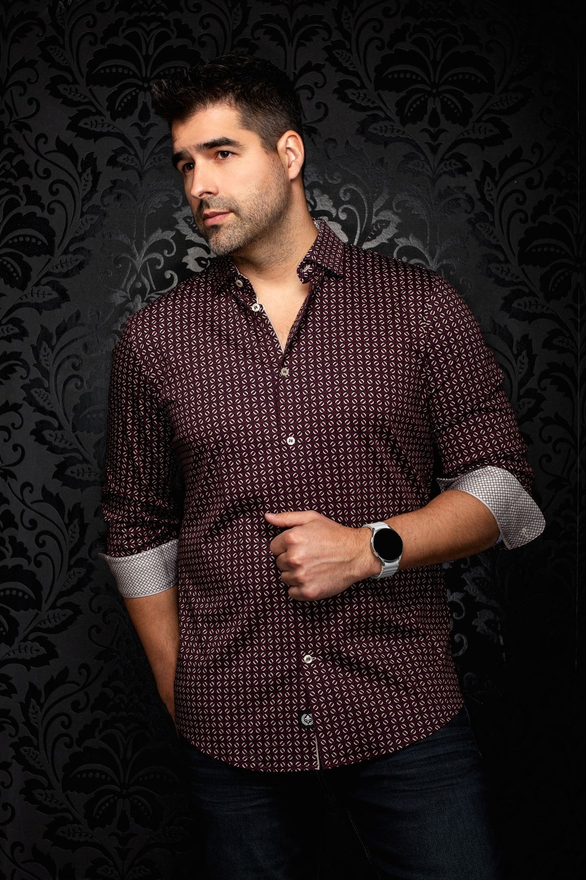 Chemise bourgogne à motif géométrique et poignets contrastants roulés pour homme par Au Noir, vue avant en angle