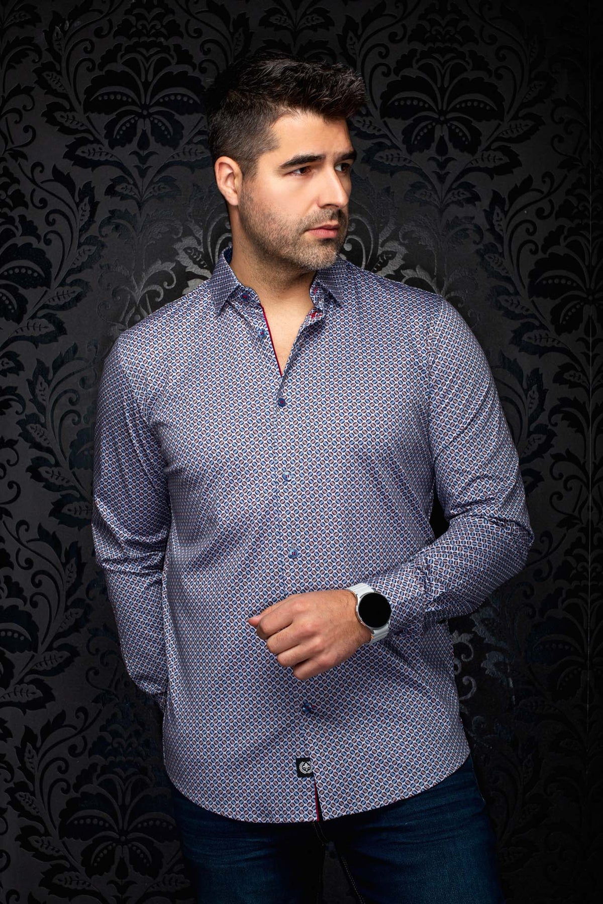 Vue de face d’une chemise bleue à motif géométrique, accents bourgogne et col ouvert pour homme par Au Noir