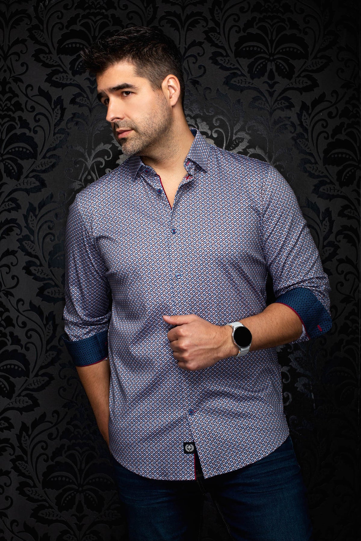 Vue anglée d’une chemise bleue à motif géométrique, manches roulées et revers contrastés pour homme par Au Noir, vue de cote