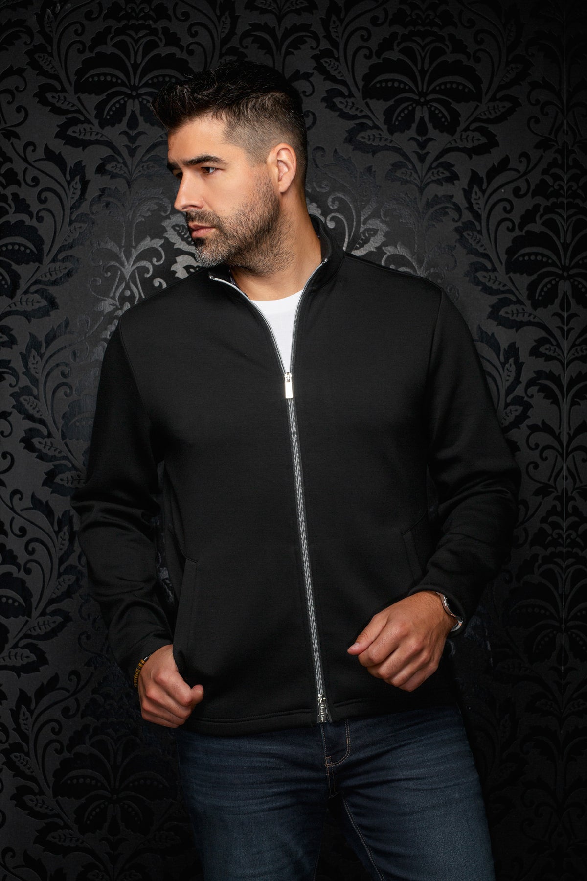 Veste sport noire zippée à col montant, fermeture argentée et poches en biais pour homme par Au Noir, vue de face