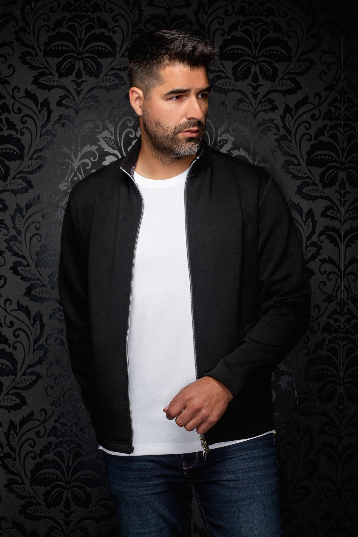 Veste sport noire ouverte, avec col montant et fermeture éclair argentée pour homme par Au Noir, vue avant en angle