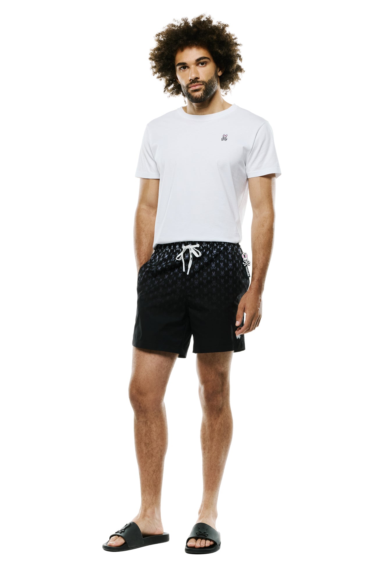 Vue de face plein pied du short maillot de bain noir avec cordon blanc pour homme par Psycho Bunny