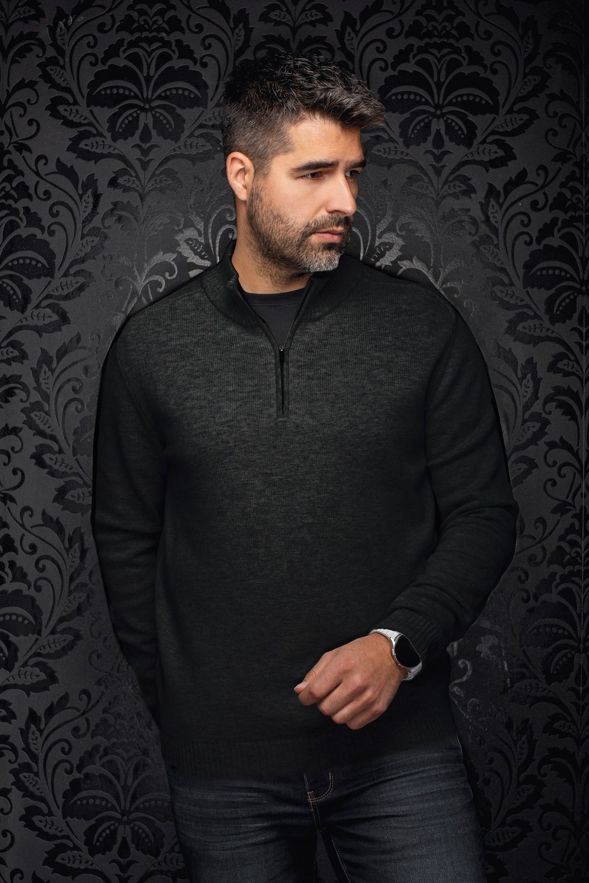 Sur mannequin de face, le chandail en cachemire noir en tricot texturée à demi-glissière pour homme par Au Noir