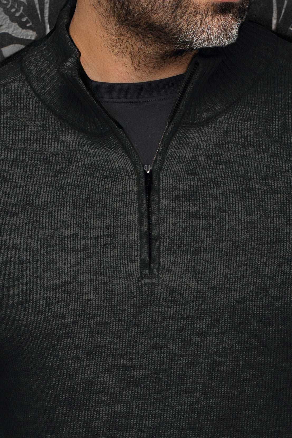 Gros plan d’une chandail en cachemire en tricot noir texturée avec courte glissière et col montant pour homme par Au Noir