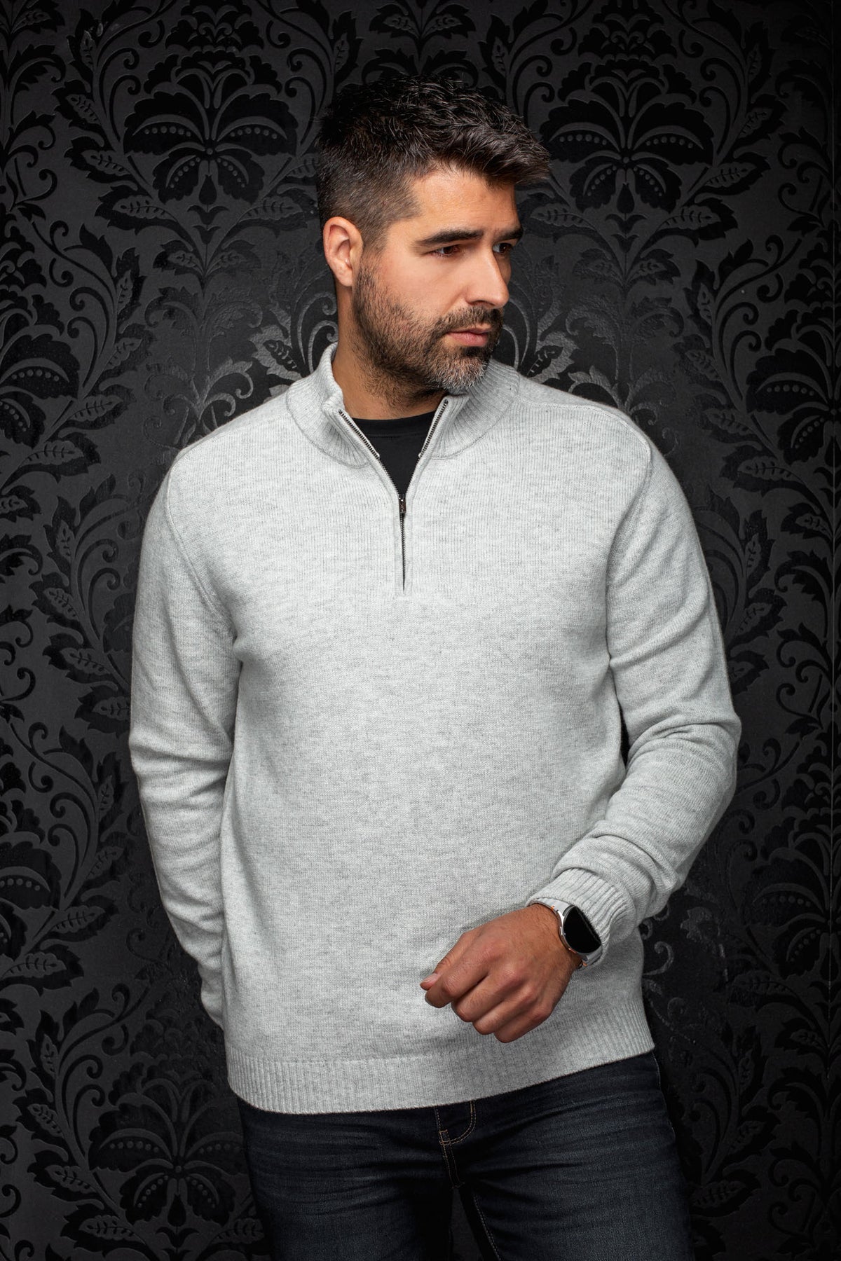 Sur mannequin de face, le chandail en cachemire tricoté gris pâle à demi-glissière et bords côtelés pour homme par Au Noir
