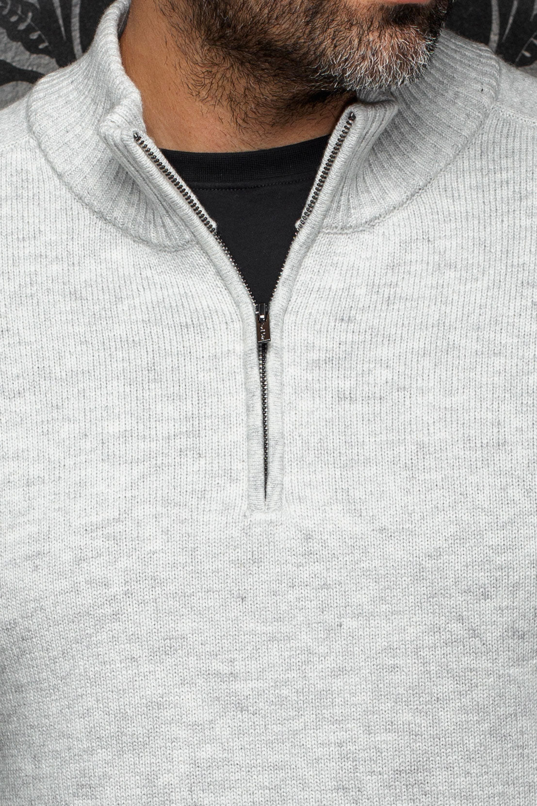 Détail: Chandail en cachemire gris pour homme par Au Noir