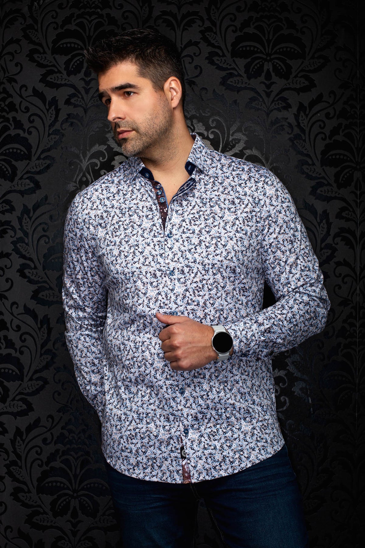 Vue de face d’une chemise blanche à microfleurs, boutons bleus et col contrasté marine pour homme par Au Noir