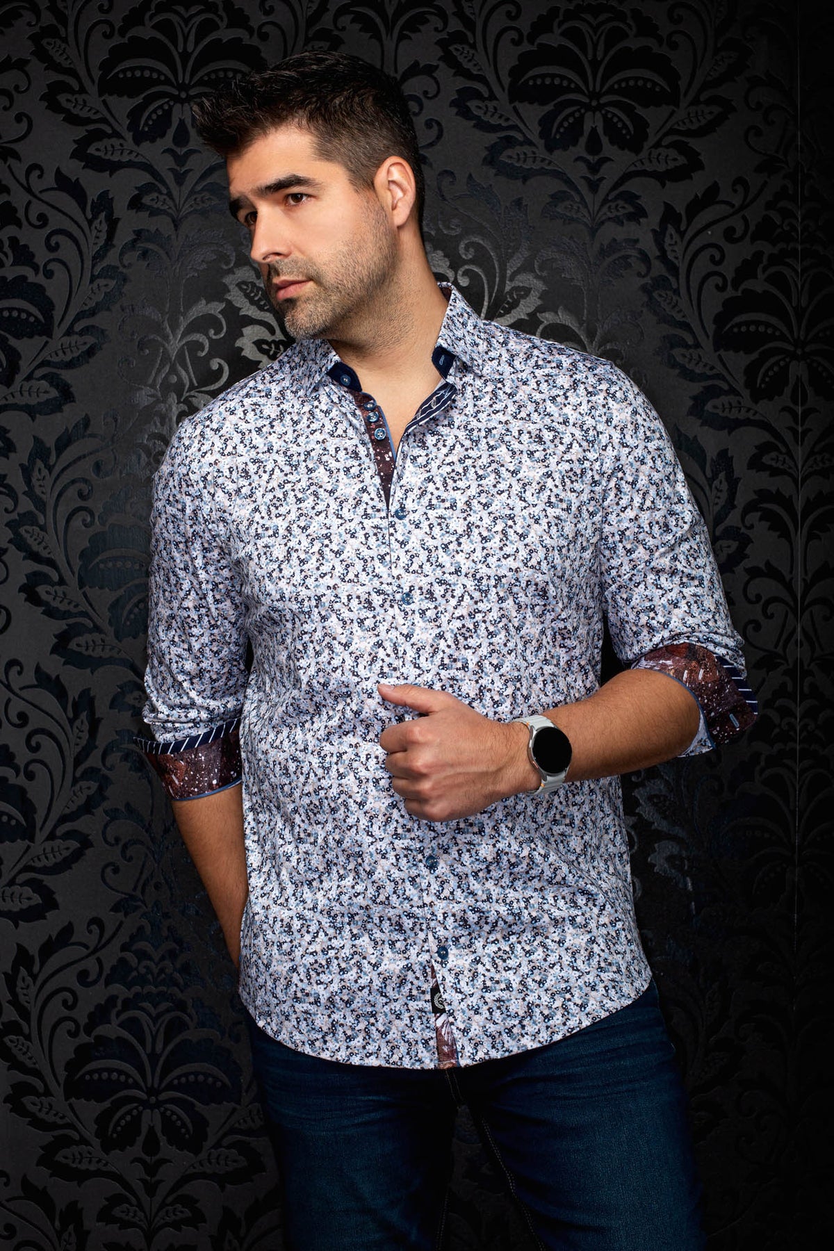 Chemise blanche à fleurs, manches roulées et revers bourgogne pour homme par Au Noir, vue avant en angle
