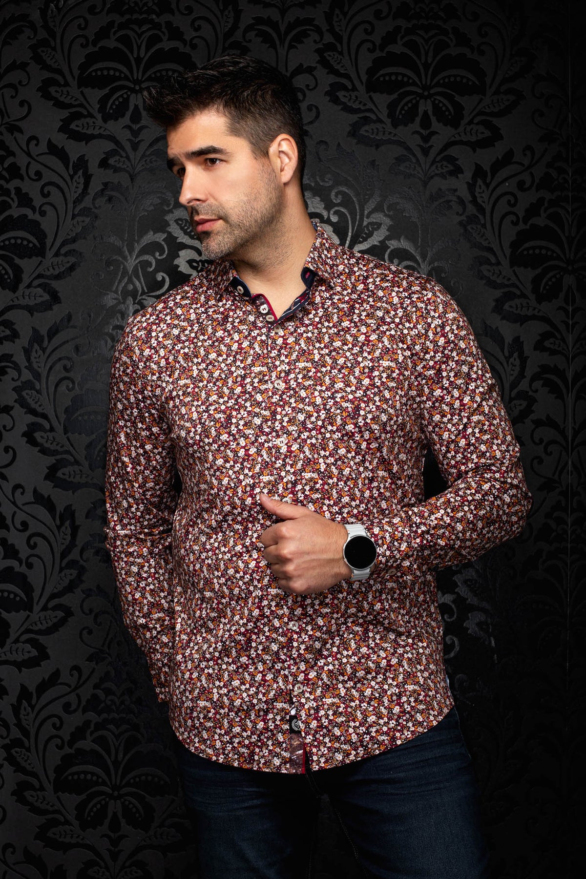 Chemise bordeaux à fleurs, manches longues, col ouvert et ourlet arrondi pour homme par Au Noir, vue de face