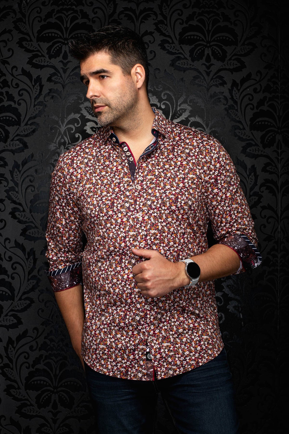 Chemise bordeaux à fleurs avec poignets contrastants retroussés pour homme par Au Noir, vue de face en angle