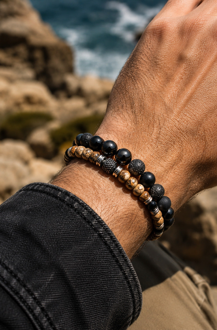 Détail: Bracelet à billes brun et noir au poignet avec bille texturée et espaceurs argentés pour homme par Au Noir