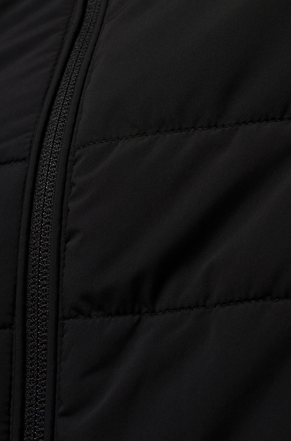 Coupe-vent mi-saison noir avec tissu matelassé et fermeture éclair pour homme par Psycho Bunny, en gros plan