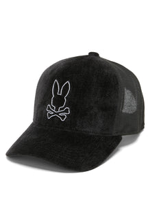 Casquette camionneur noire vue de face avec visière courbée, filet et logo lapin blanc brodé pour homme par Psycho Bunny
