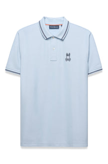 Polo bleu pâle à manches courtes, vue de face, col rayé, patte deux boutons et logo poitrine pour homme par Psycho Bunny