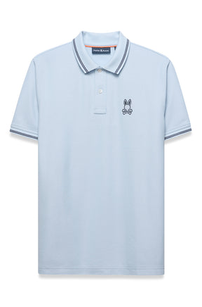 Polo bleu pâle à manches courtes, vue de face, col rayé, patte deux boutons et logo poitrine pour homme par Psycho Bunny