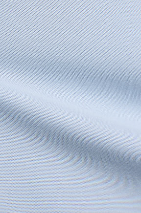 Tissu piqué bleu pâle montrant la texture fine et une couture horizontale pour homme par Psycho Bunny, en gros plan