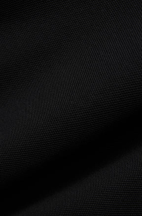 Tissu tricoté noir texturé montrant une surface côtelée fine et plis pour homme par Psycho Bunny, en gros plan