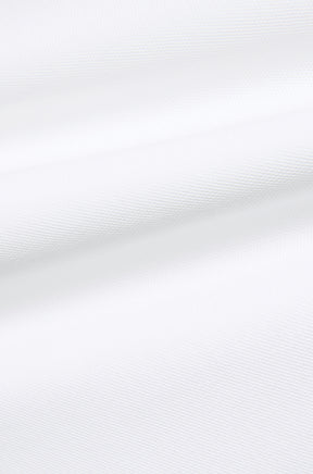 Gros plan du tissu piqué blanc texturé avec plis doux pour homme par Psycho Bunny