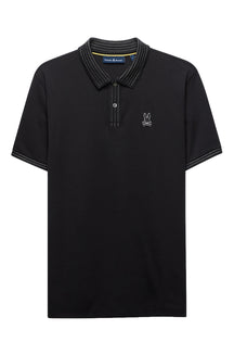 Polo noir isolé de face avec col et patte surpiqués, logo lapin brodé à la poitrine pour homme par Psycho Bunny