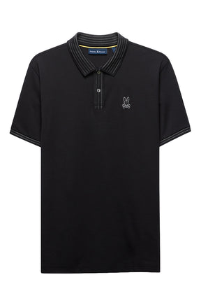 Polo noir isolé de face avec col et patte surpiqués, logo lapin brodé à la poitrine pour homme par Psycho Bunny