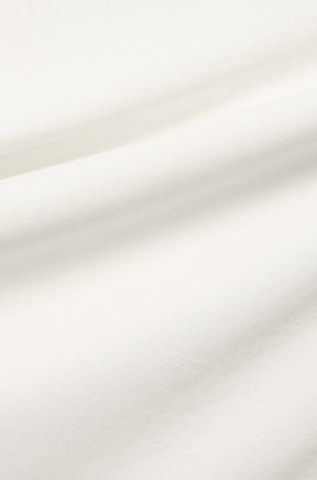 T-Shirt manches longues blanc cassé lisse avec tissu tricoté et plis doux pour homme par Psycho Bunny, en gros plan