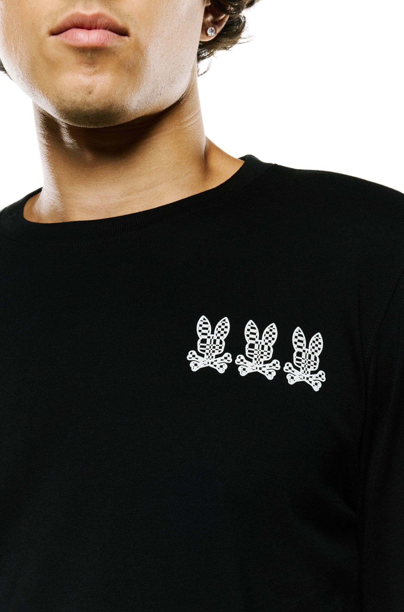 T-Shirt noir à manches longues avec col côtelé et trois logos lapin blancs pour homme par Psycho Bunny, détail avant