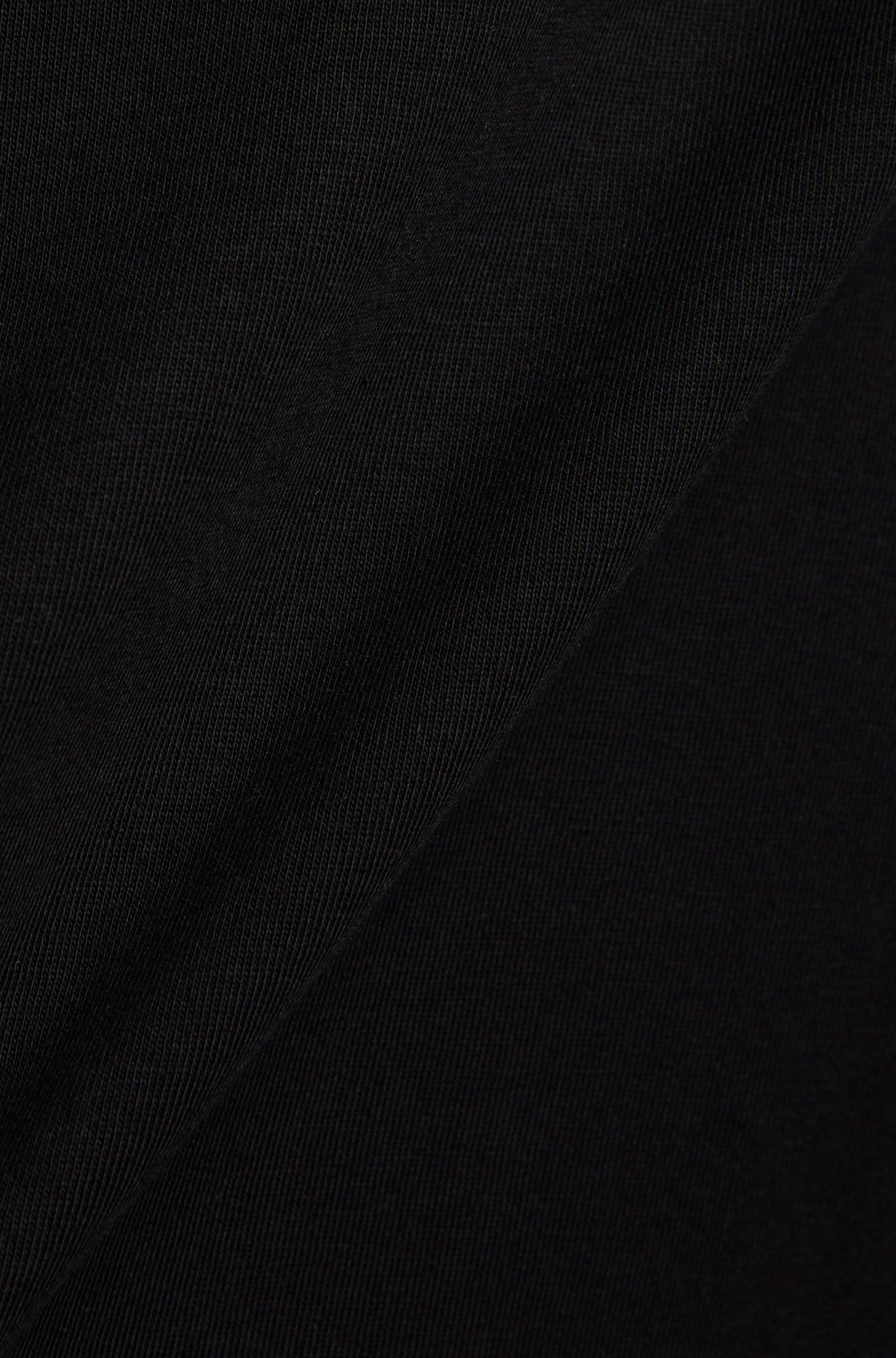 Gros plan du T-Shirt manches longues noir à maille fine montrant jersey et une surface lisse pour homme par Psycho Bunny