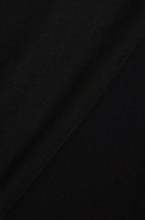Gros plan du T-Shirt manches longues noir à maille fine montrant jersey et une surface lisse pour homme par Psycho Bunny