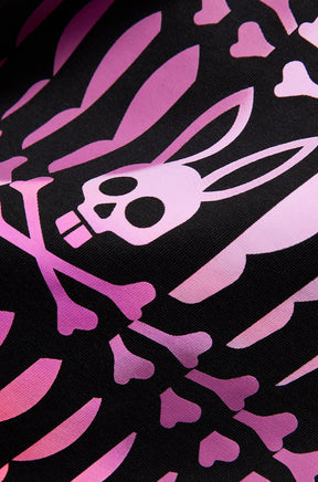 T-Shirt rose avec graphique Psycho Bunny, crâne et os sur le tissu noir du T-Shirt pour homme, en gros plan