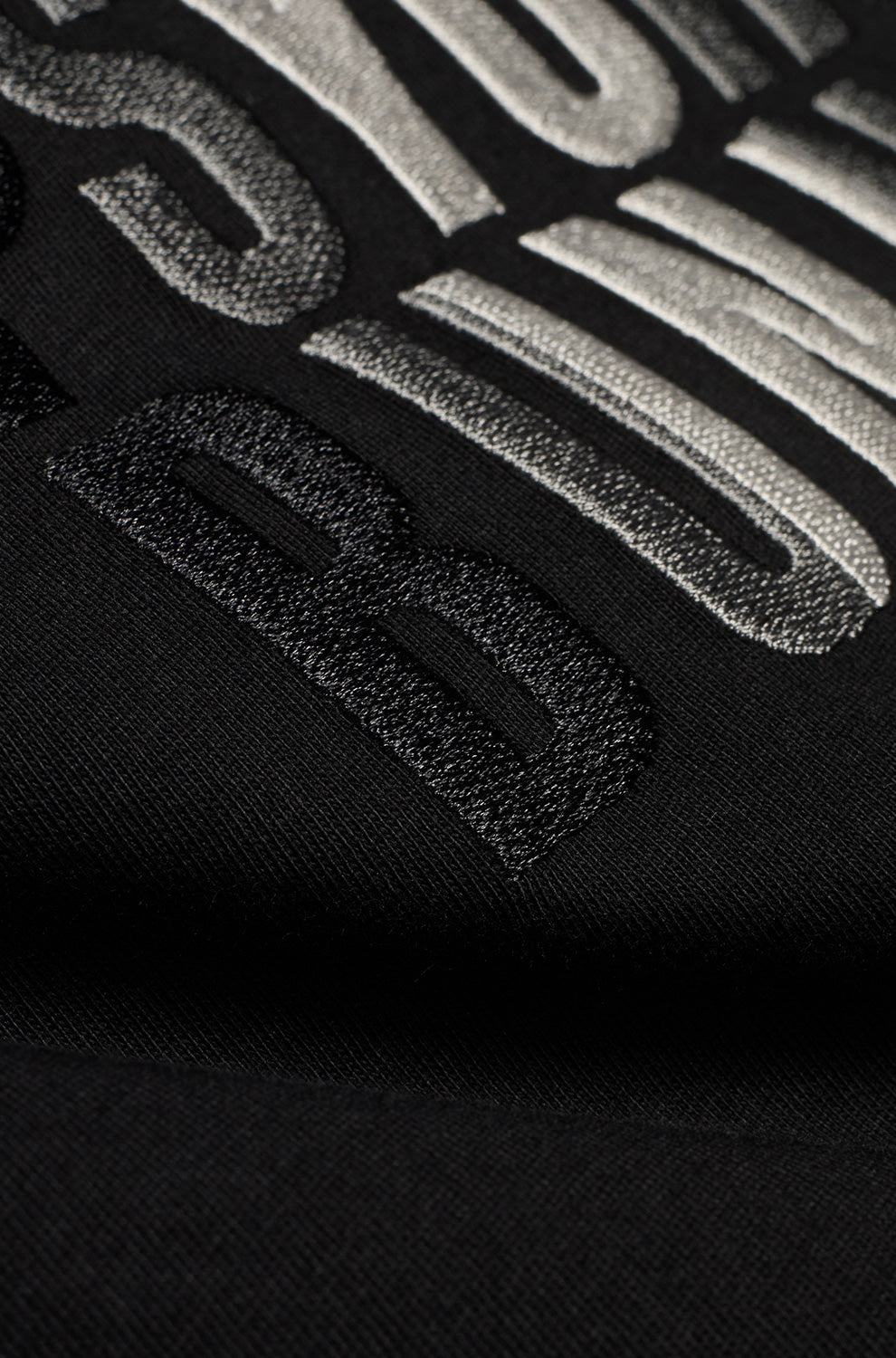 Gros plan du T-Shirt manches longues noir avec jersey, lettrage Psycho Bunny surélevé gris et noir pour homme
