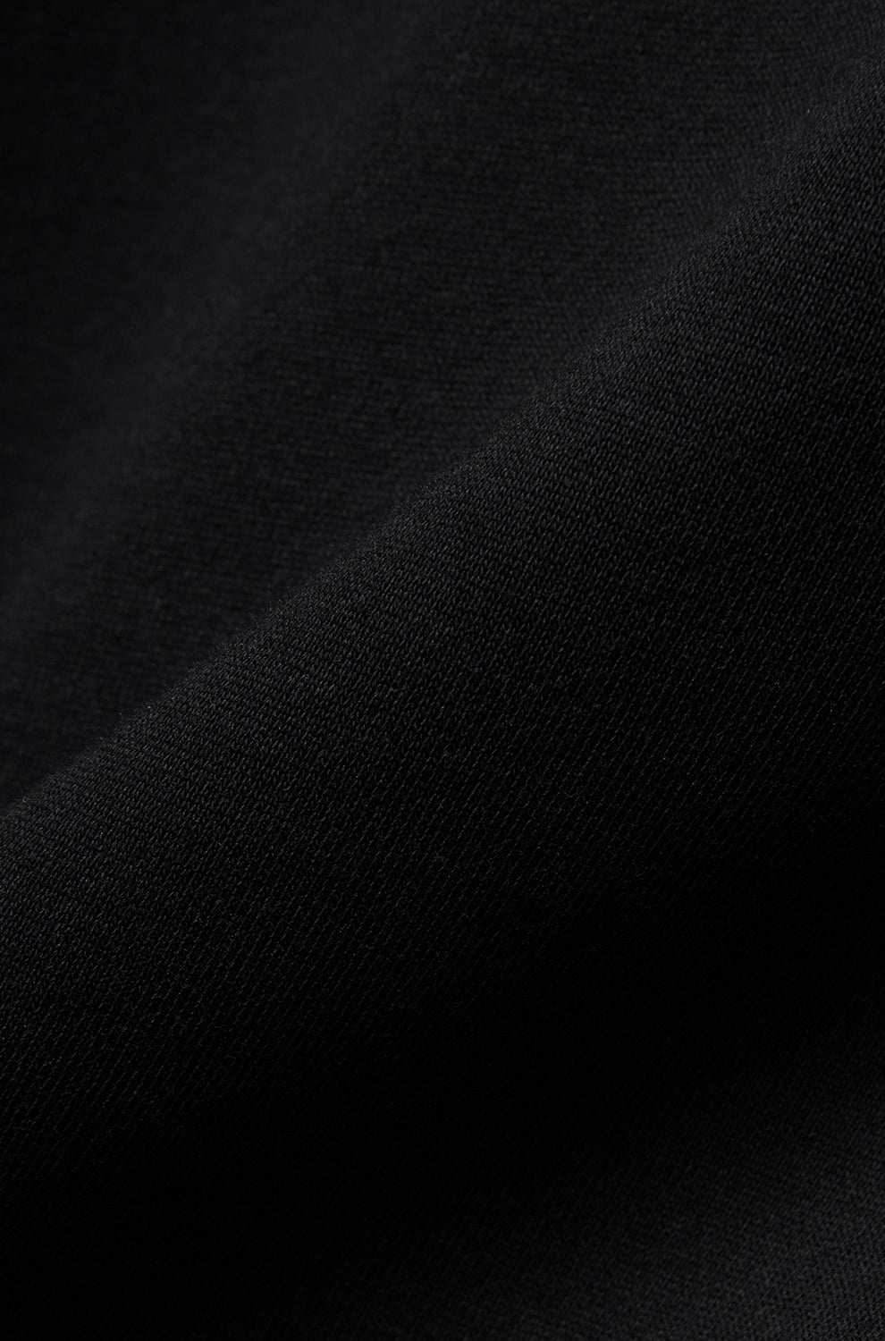 Tissu en maille noire du chandail manches longues pour homme par Psycho Bunny, en gros plan