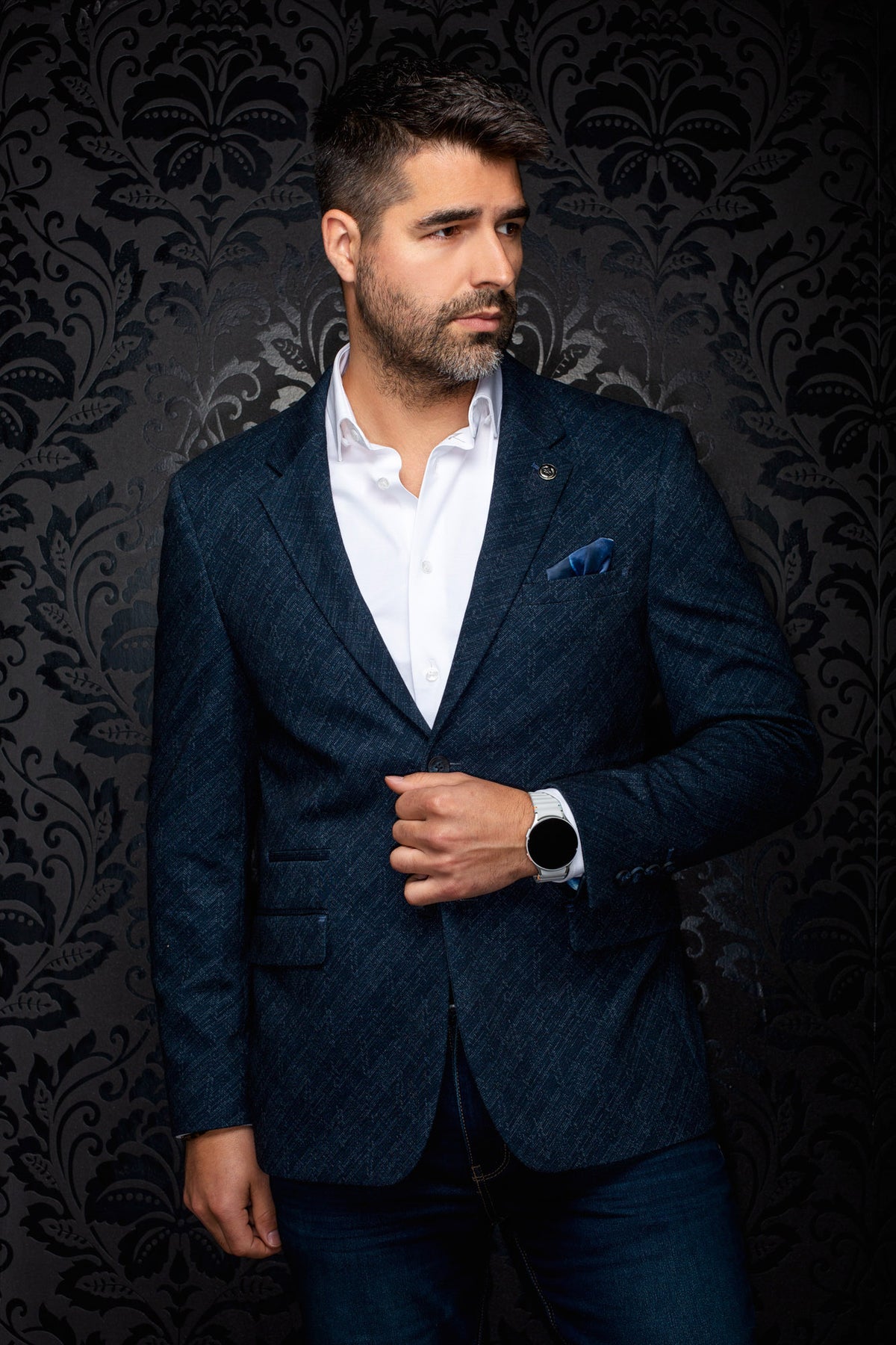 Veston bleu marine texturé avec revers crantés, poches à rabat et épinglette pour homme par Au Noir, vue avant en angle
