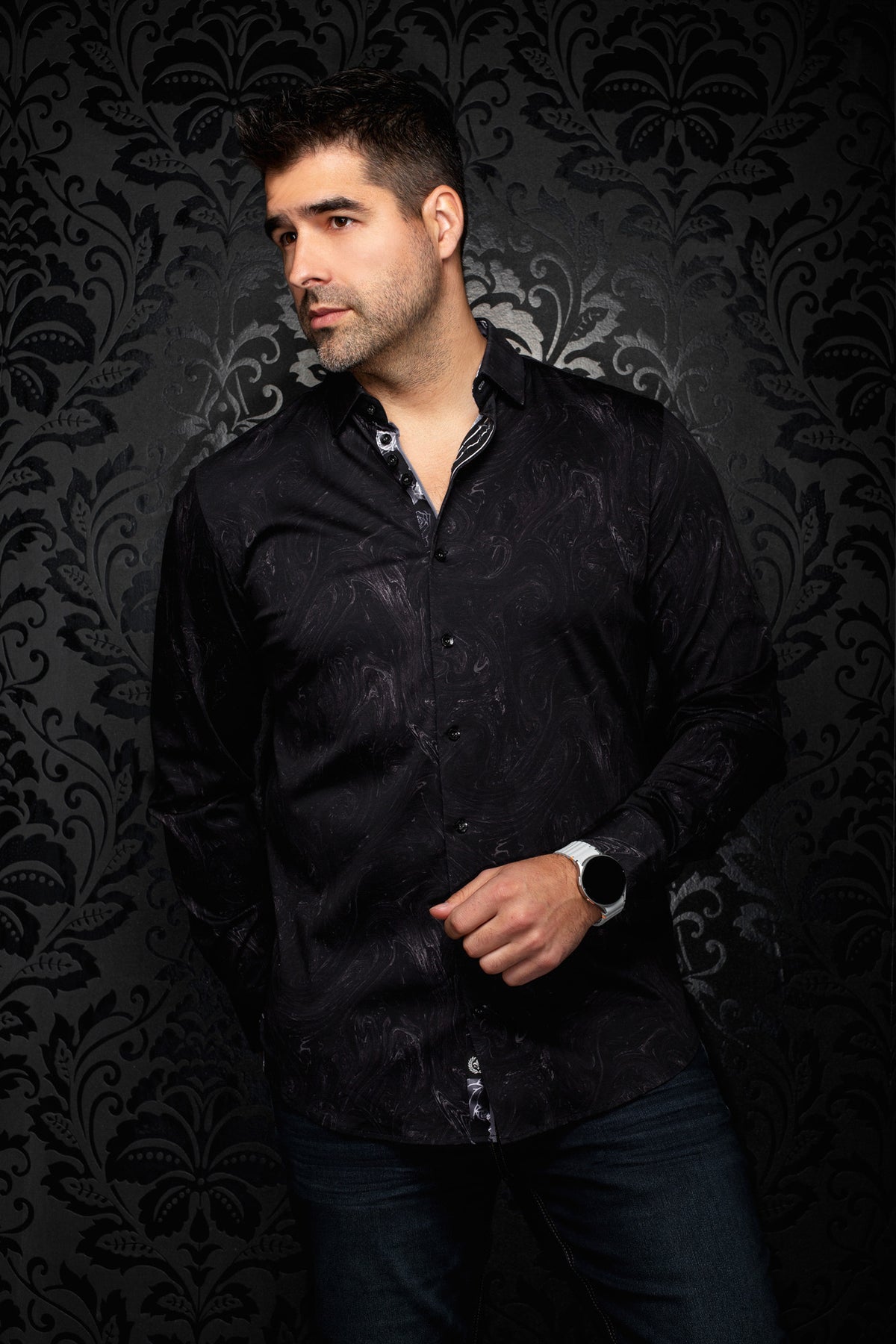 Chemise noire à motif cachemire ton sur ton avec col ouvert et boutons noirs pour homme par Au Noir, vue de face