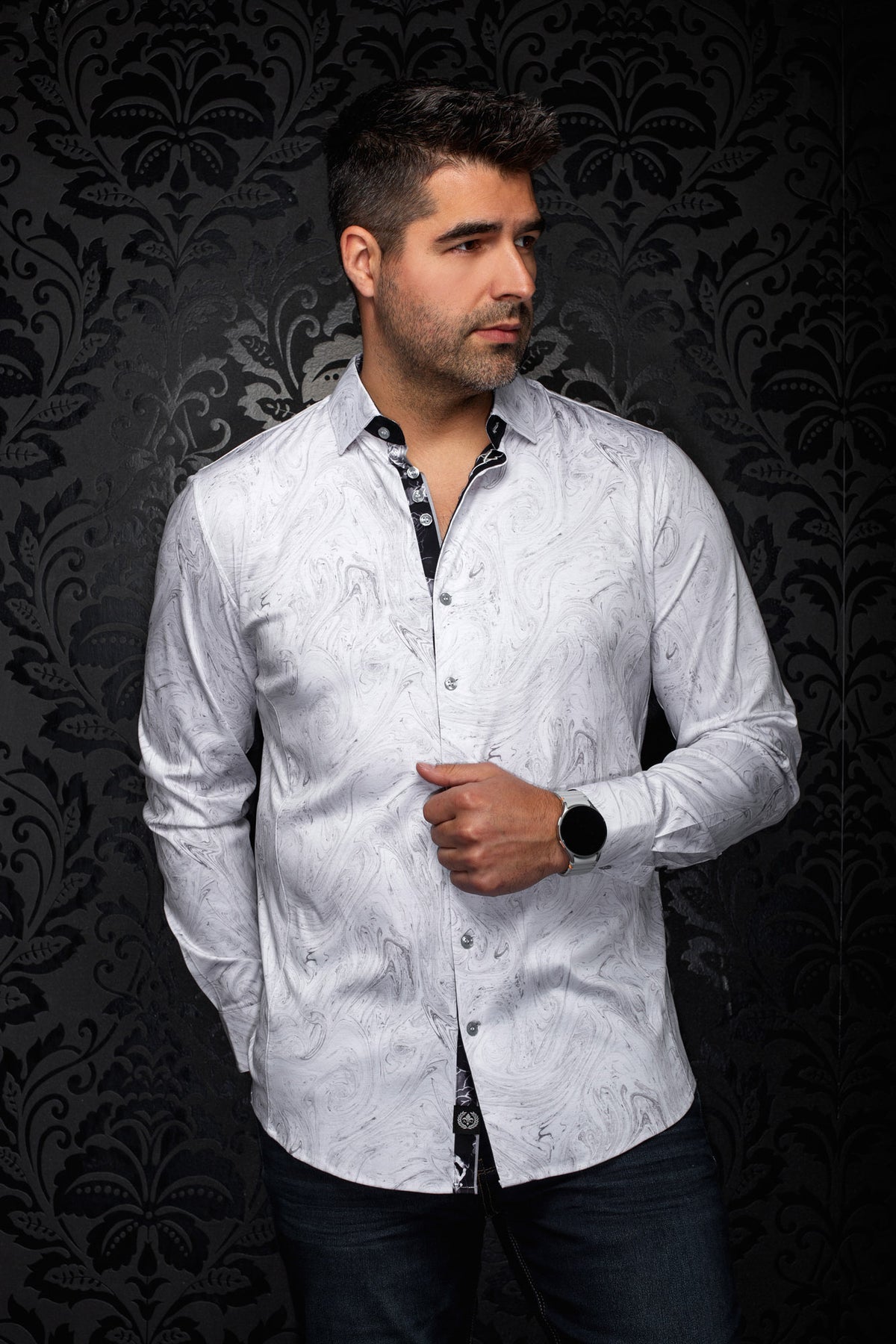 Vue de face d’une chemise blanche à motif marbré gris, patte intérieure noire et boutons clairs pour homme par Au Noir
