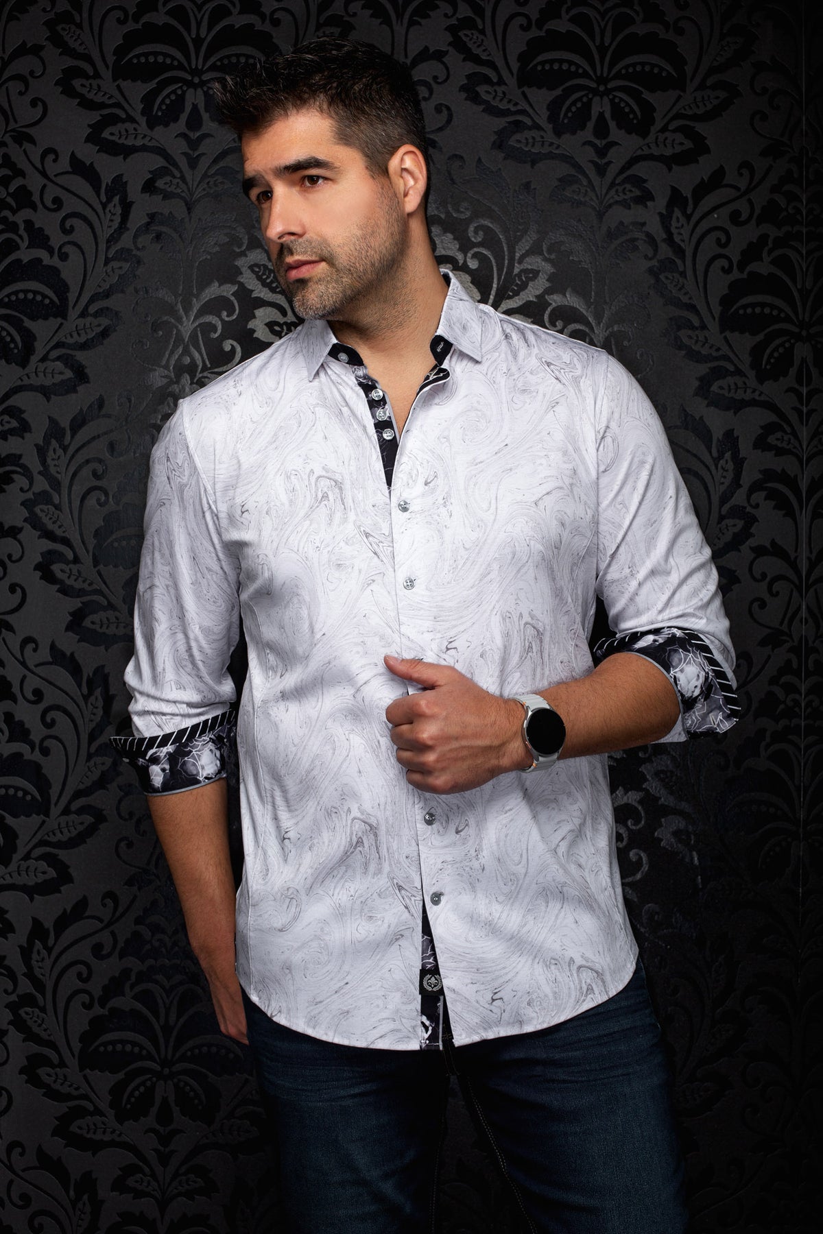 Vue de cote, vue portée de biais d’une chemise blanche marbrée pour homme par Au Noir