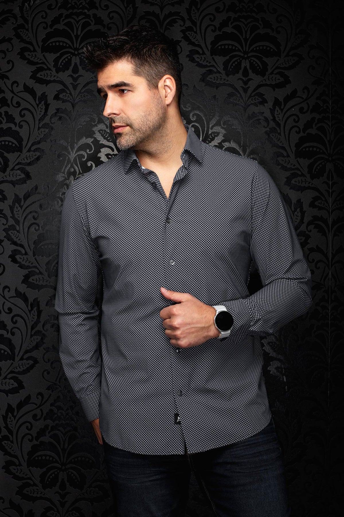 Sur mannequin de face, la chemise de performance grise à micro-motif, col ouvert et manches longues pour homme par Au Noir