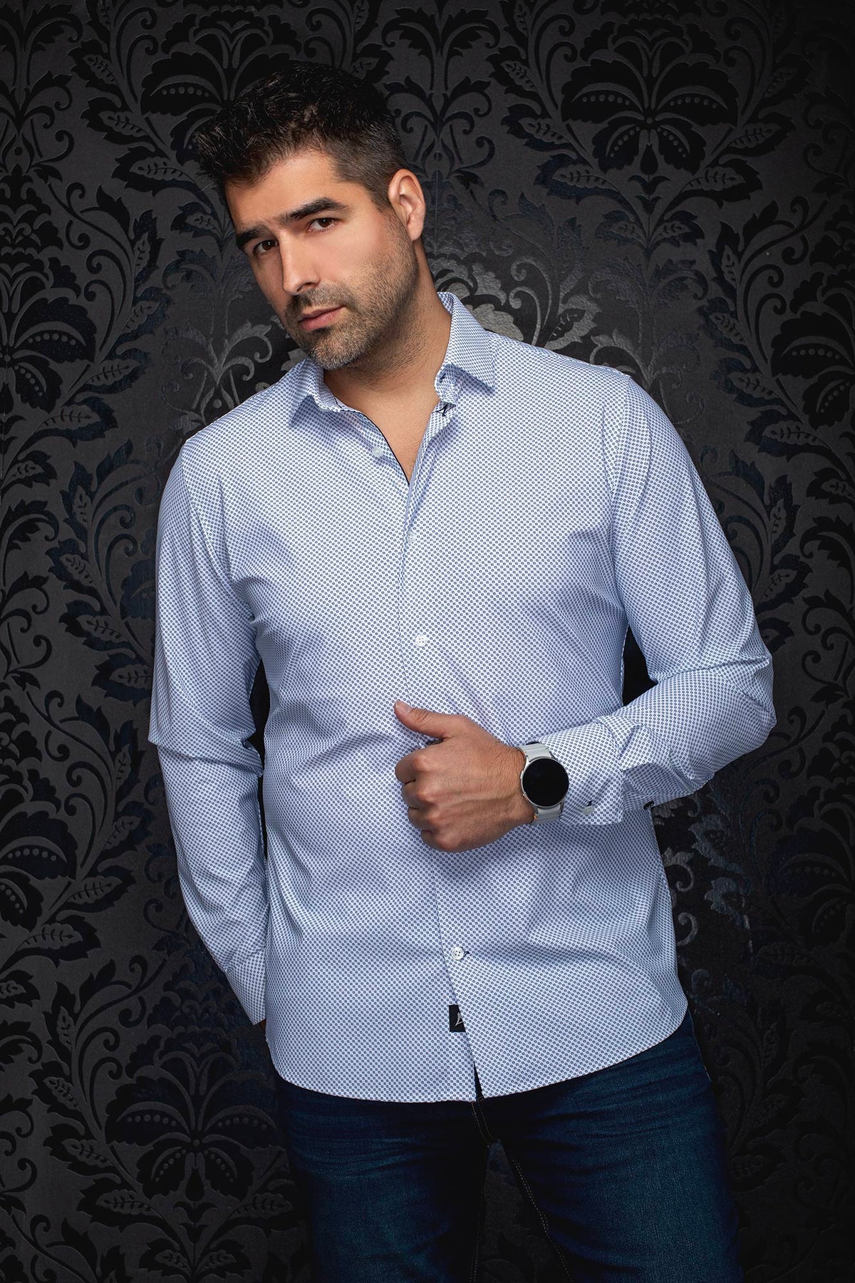 Chemise de performance boutonnée bleu pâle à manches longues, à micro-imprimé marine pour homme par Au Noir, vue de face